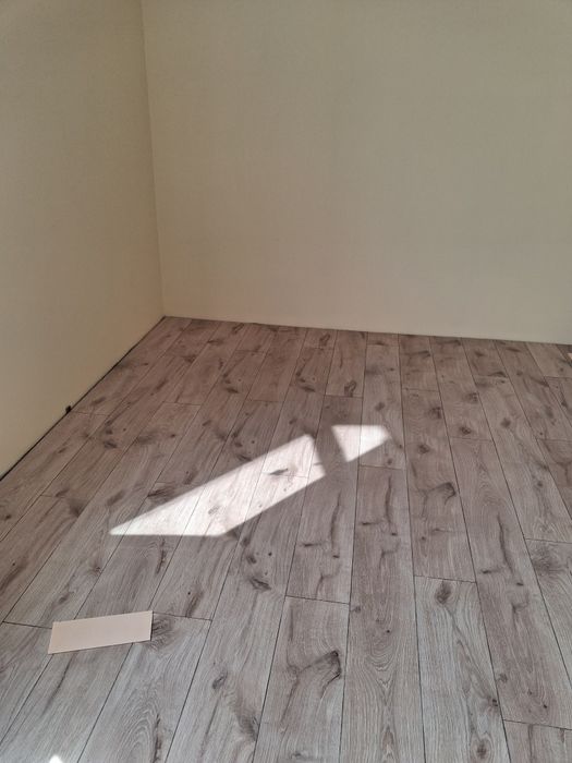 Укладка ламината линолеума. плинтусов.