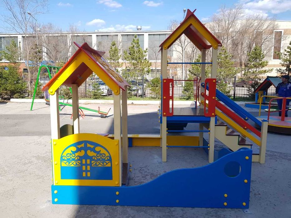 Песочница с горкой