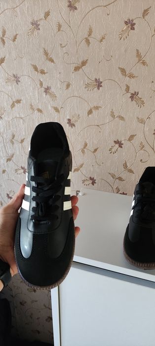 Продаю кроссовки новые