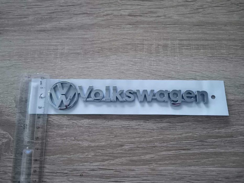 сребрист надпис Volkswagen