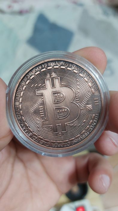 Монета Биткойн в футляре