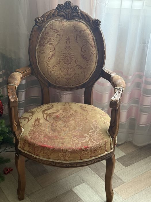 Продам винтажный диван,четыре кресла