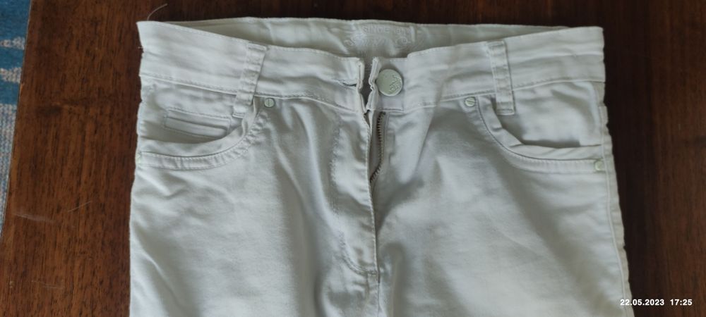 Белые летние джинсы.
