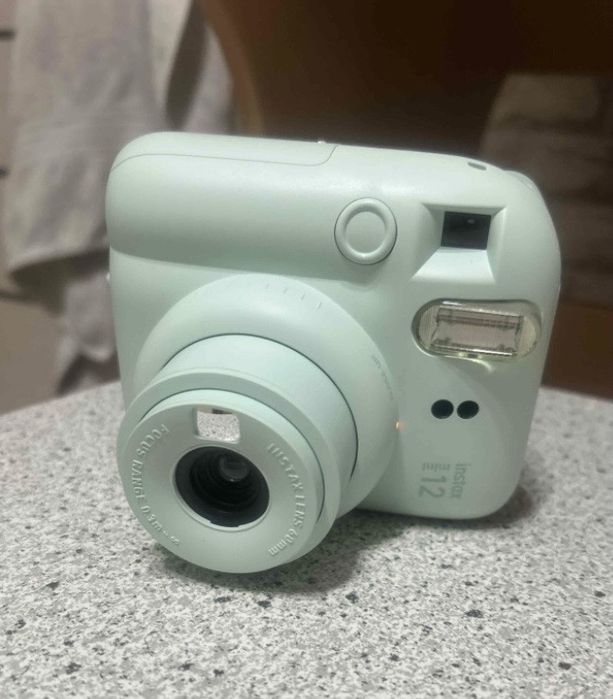 Продам instax 12 mini срочно