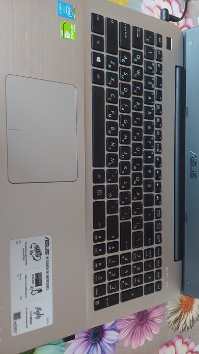 Notebook sotiladi Asus
