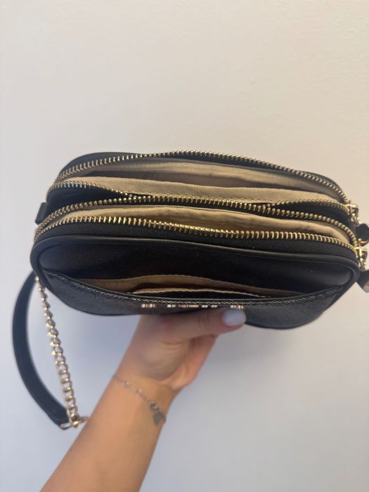 Малка черна чанта Guess