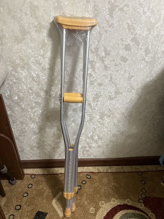 Новые регулируемые костыли для взрослых в упаковке.