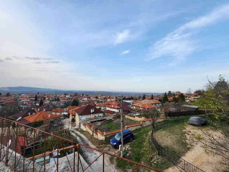 Продава се двуетажна къща с двор в гр. Перущица