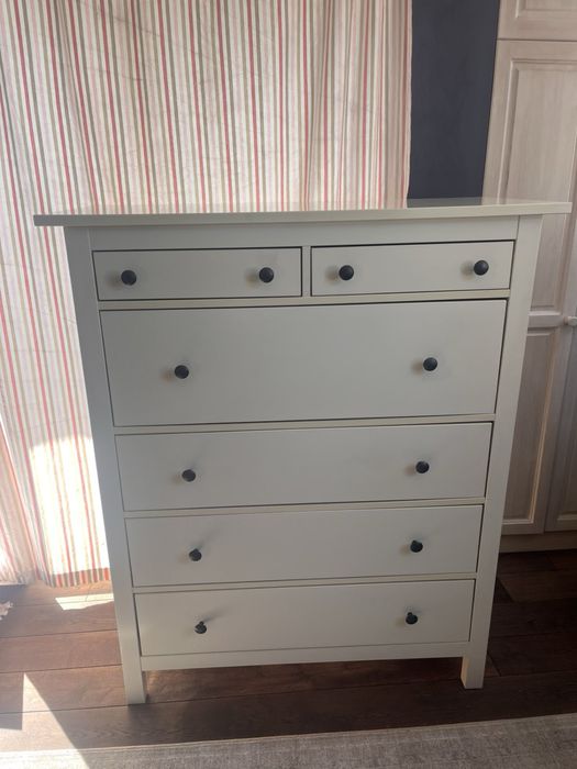 Шкаф с размер 110х 50,5х 132 см. Много запазен.С пет чекмеджета.