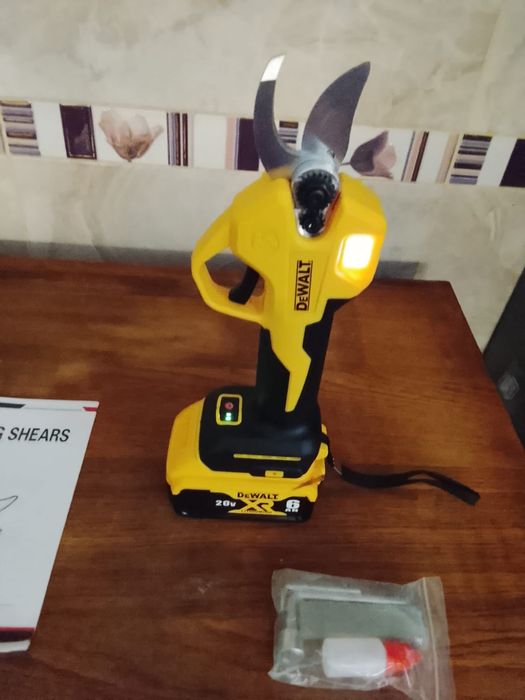 Foarfeca de grădinărit DeWalt cu o baterie de 6A
