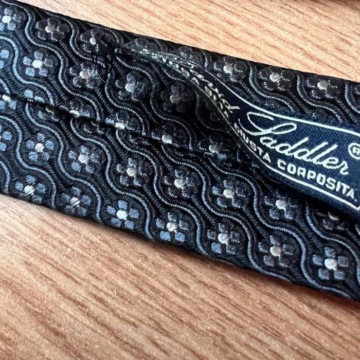 Cravata David Saddler 100% matase brodata Made in Italy negru cu flori