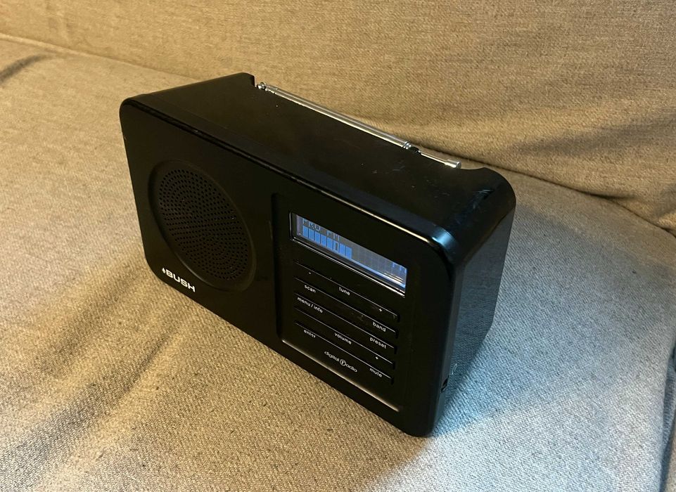 Radio digital portabil Bush DAB FM cu antena telescopica