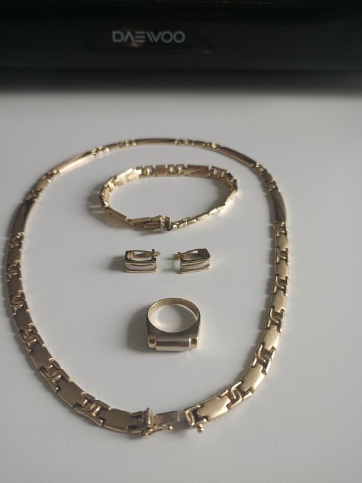 Vând set bijuterii aur 14K,se vinde doar set,gramaj,lanț 19,13,Bratara 8.54,cercei 3.32,inel4.62.