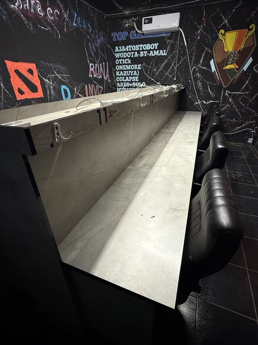 Kompyuterxona jihozlari stol,stul,reklamalar sotiladi