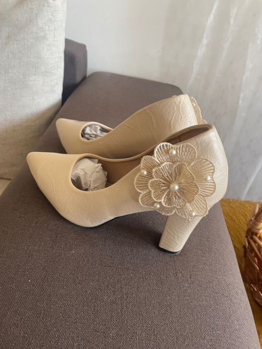 Официални обувки, бежови с висок дебел ток.