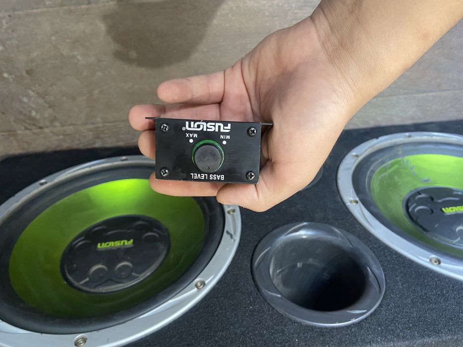 Продам сабвуфер качает нормально