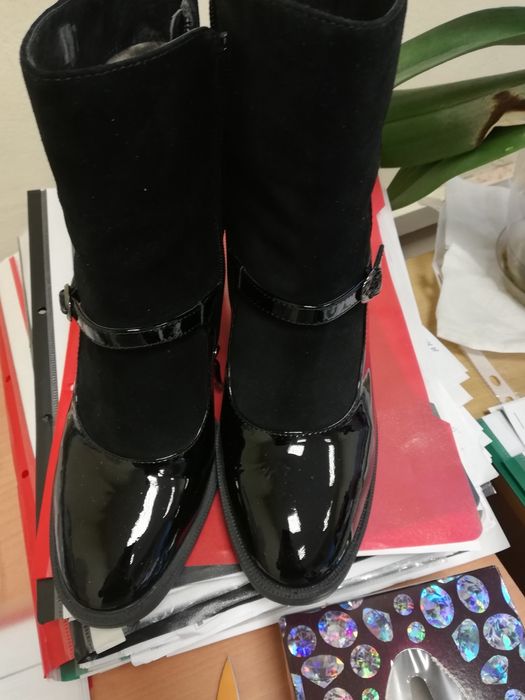 Боти от естествен велур и лак