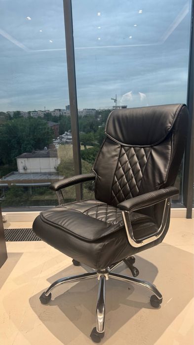 Офисное кресло (кожзам), удобное и прочное