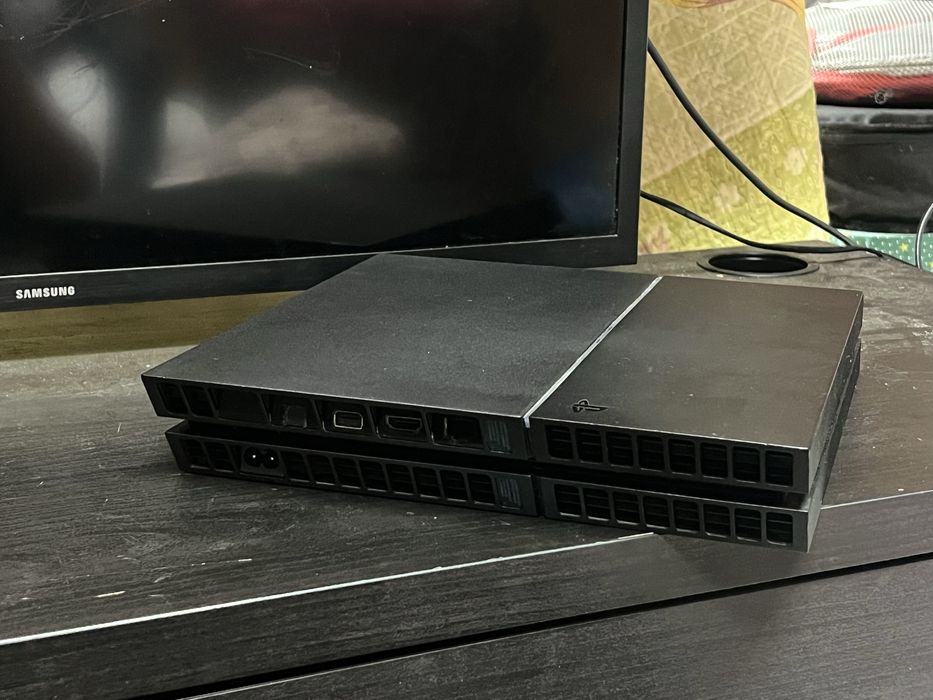 PS 4 pro cu stație de încărcare ireprosabil estetic și tehnic