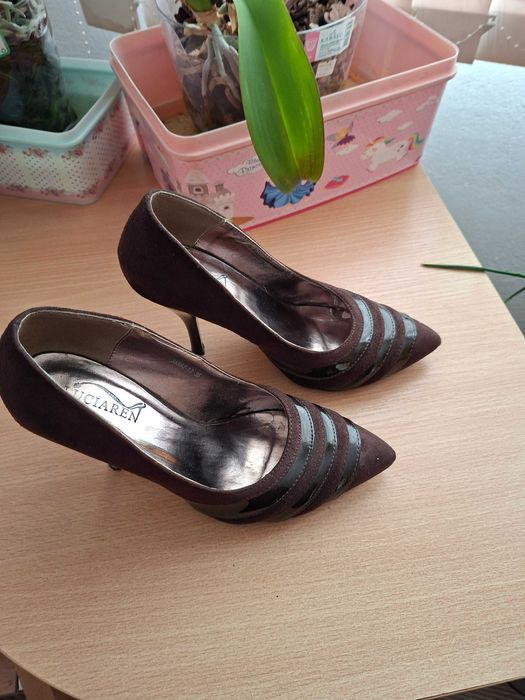 Обувки с тънак ток