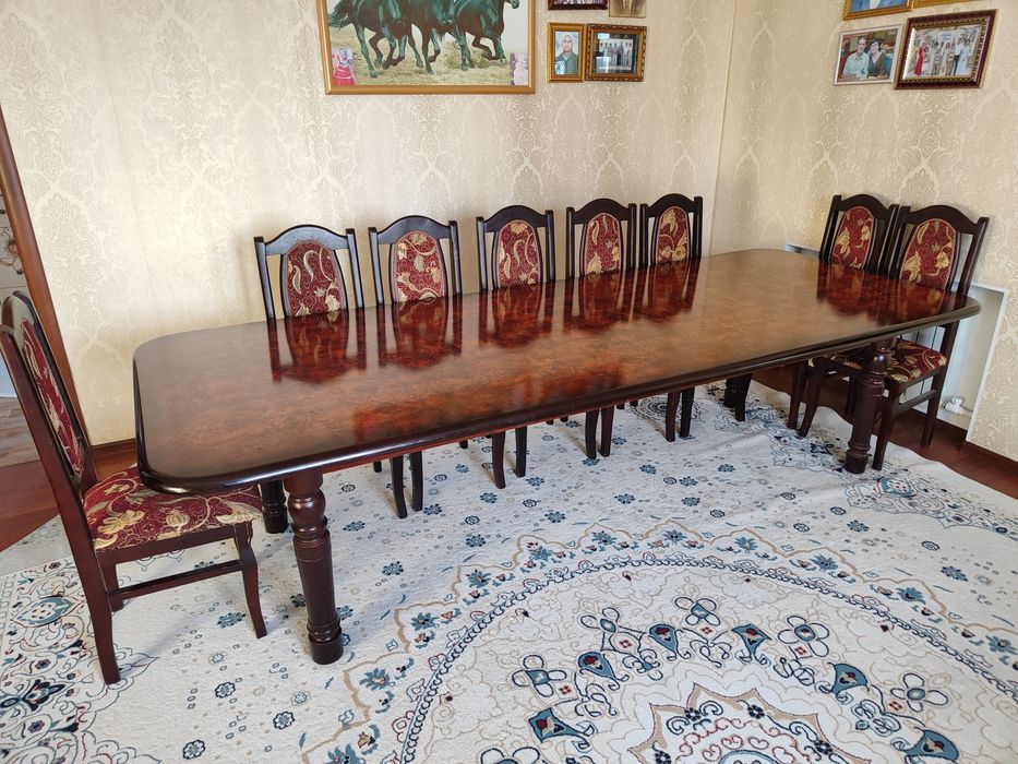 Стол и стулья в отличном состоянии!