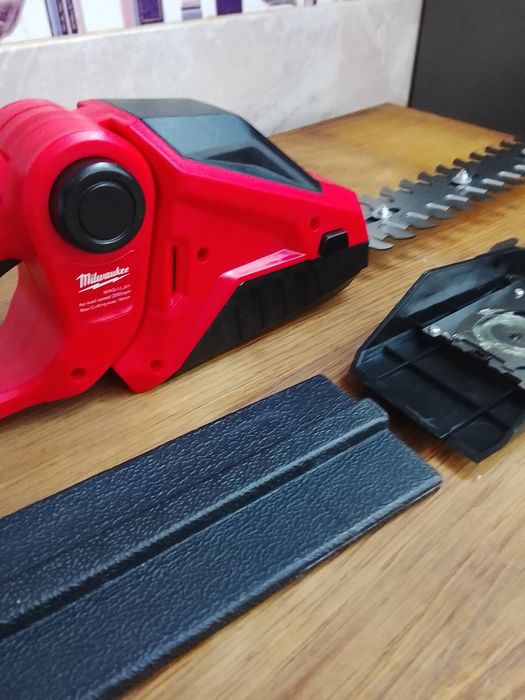 Foarfeca milwaukee de tuns gard viu cu o baterie de 6a Nou