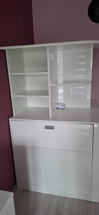 Pat cu lada de lenjerie si biblioteca