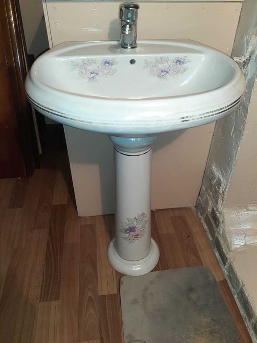 Раковина с подножкой и с смистителем