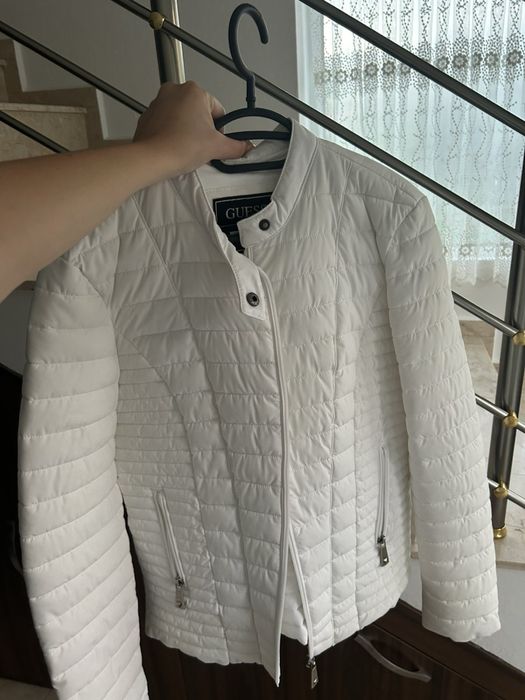 Продавам яке на марката GUESS, размер M. Носено само веднъж, без никакви забележки. Цена: 50 €.