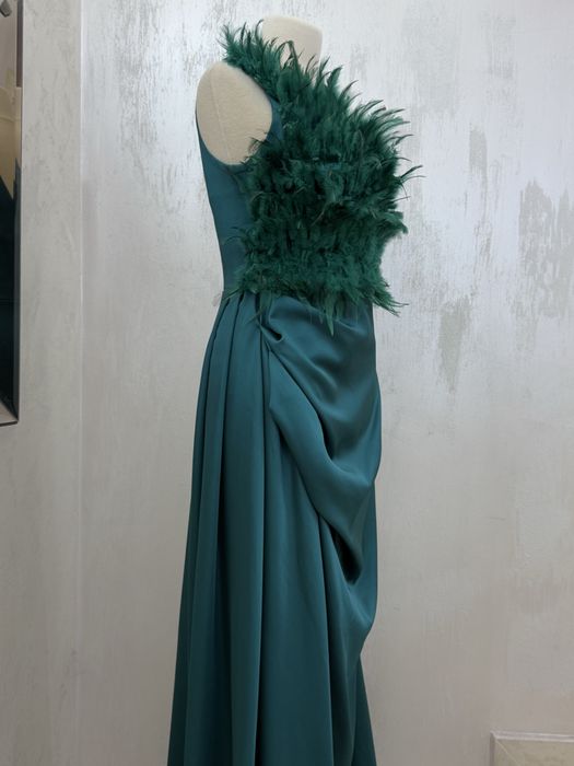 Елегантна/бална дълга зелена рокля с пера официална S M