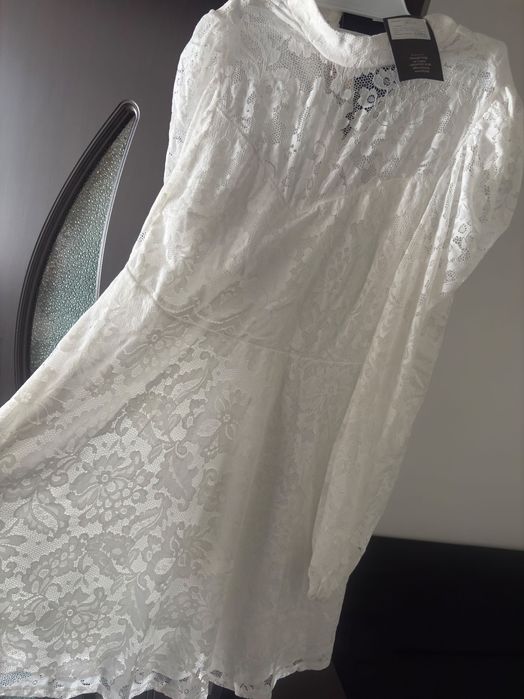 Бяла рокля с дантела