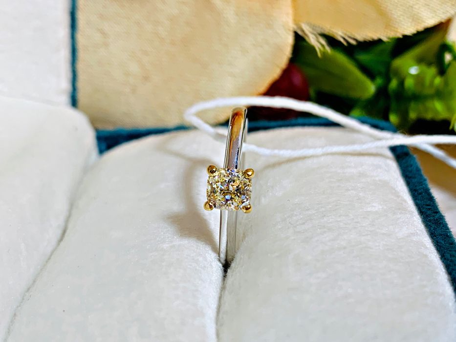 золотое кольцо модель «Одноглазка» с бриллиантом