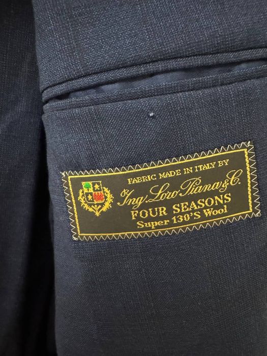 Продается классический костюм-брюк

Мужской костюм с брюком в синем