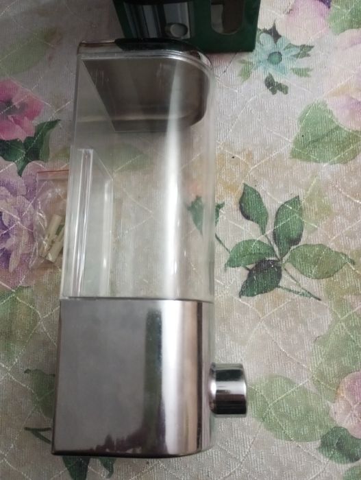 Дозатор для жидкого мыла.