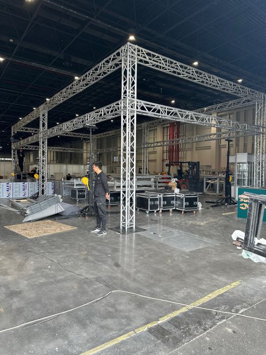 Аренда LED экран, подиум, ферма,  световой оборудования.