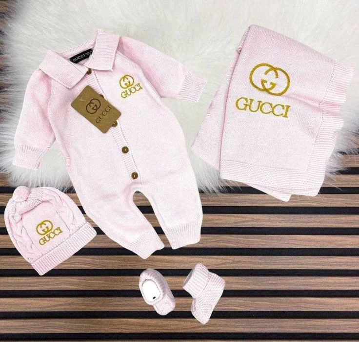 Set bebeluși 0/3 3/6 luni ,4 piese