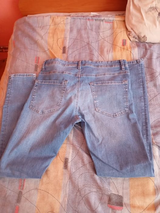 Мъжки дънки за ползване.