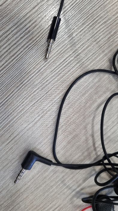 Продавам кабелни слушалки