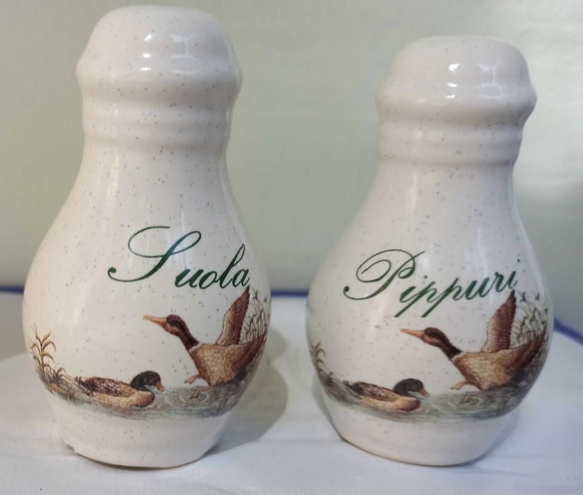 Порцеланов комплект за сол и пипер / нови, от Финландия