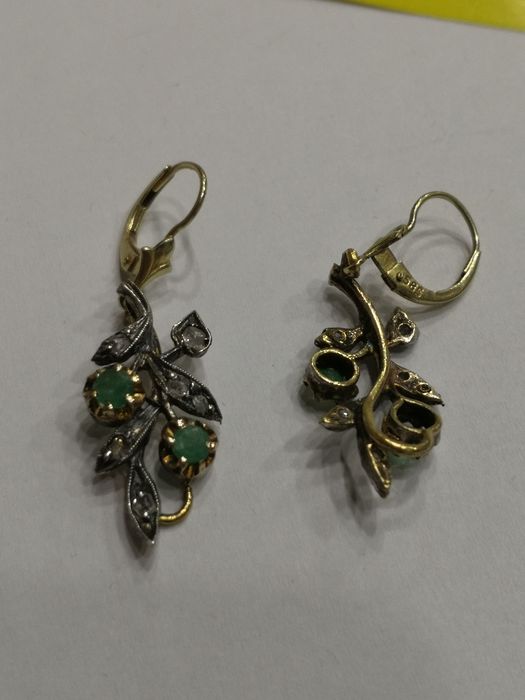Vind cercei vintage din aur cu smaralde și diamante