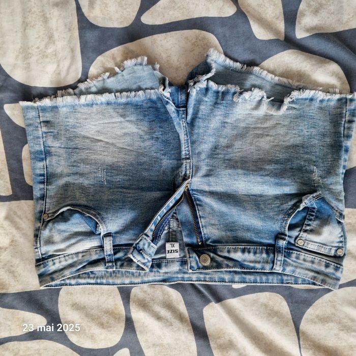 Vand pantaloni scurti