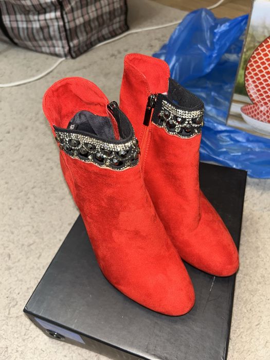 продается красные туфли в национальном стиле