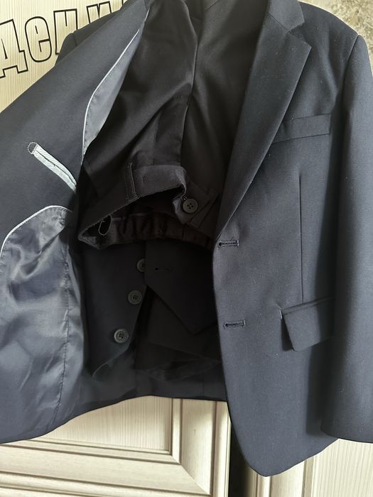 Продам новый костюм школьный