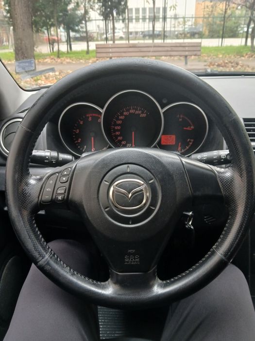Автомобил Мазда 3