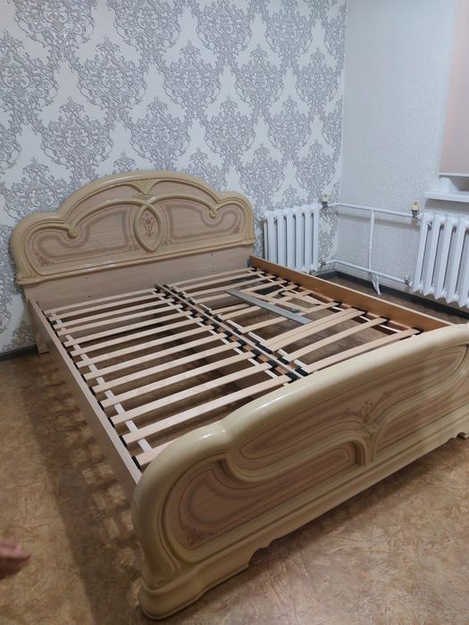 Продам кровать + 2  тумбочки