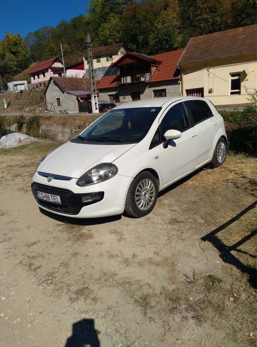 Fiat Punto 1.4 Benzină 77 CP | 2011 | 177.092 km | Suspensie Sport