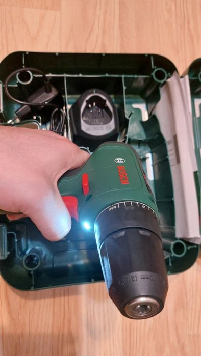 BOSCH Masina gaurit insurubat cu baterie decupir încărcător și lada