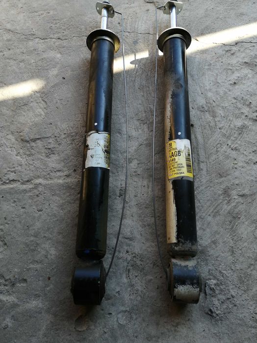 Продавам задни амортисьори за опел астра j