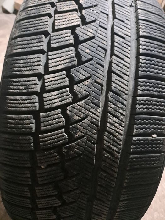 Vând anvelope de iarna M+S 235/40/18