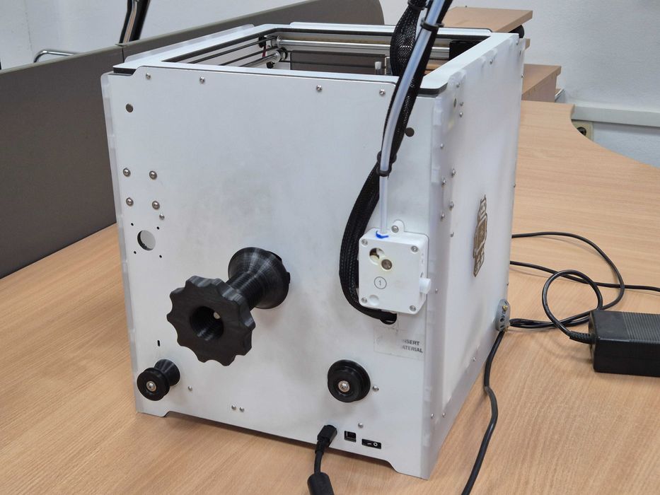 Ultimaker 2+ 3D принтер + много филаменти 2.85mm